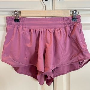 Lululemon velvet dust hotty hot shorts LR 2.5”